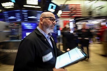 ニューヨーク証券取引所（NYSE）で17日撮影  REUTERS/Brendan McDermid