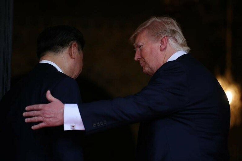 ４月７日、トランプ米大統領（写真右）は、習近平国家主席による中国訪問招請を受諾した。新華社が中国政府関係者の話として同日報じた。フロリダ州で６日撮影（２０１７年　ロイター/Carlos Barria）