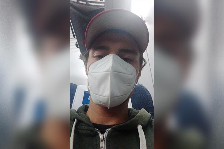 武漢で29日、オンライン取材に応じるシュナイダーさん（2020年　ロイター/Nicholas Schneider）