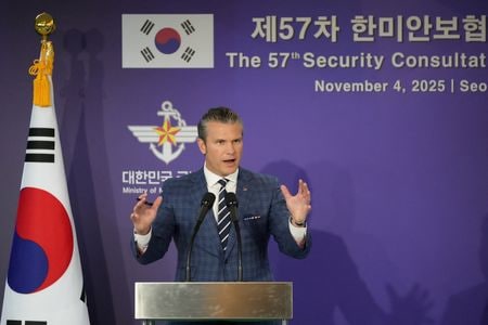 　１１月４日、訪韓中のヘグセス米国防長官（写真）は、米韓同盟の中核では今後も北朝鮮抑止を重視するが、米国は地域の脅威に対して在韓米軍を運用する「柔軟性」について検討すると述べた。ソウルで４日撮影（２０２５年　ロイター／ Lee Jin-man）