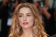 さすがの美貌とスタイル...女優アンバー・ハードが、美脚「チラ見せ」ファッションで華麗なる復活を演出