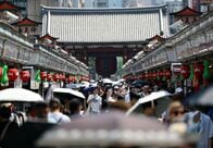 訪日客、8月は9.6%減の309万人　台風・減便と東南ア失速で