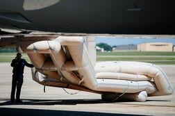 トランプ氏、カタール寄贈の専用機でテキサスへ　脱出スライド誤展開で遅れ