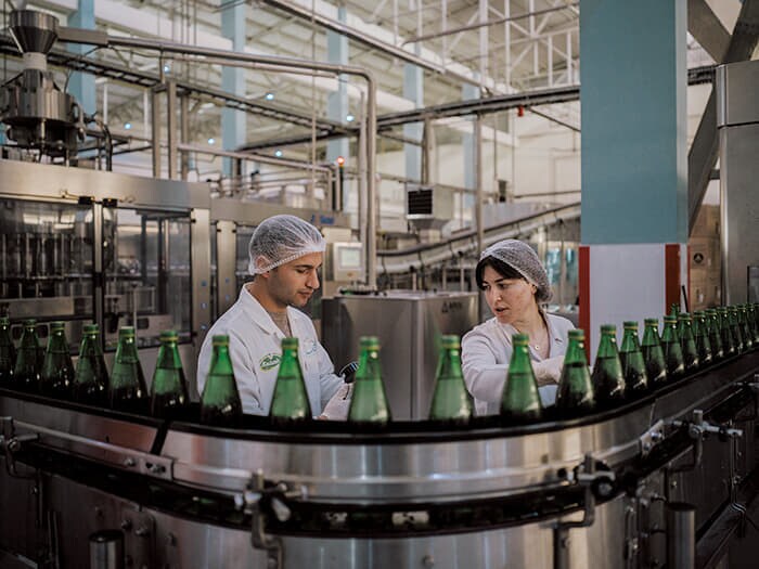 ミネラルウオーター工場の生産ラインで働く労働者。水はナヒチェバンの最重要の輸出品だ