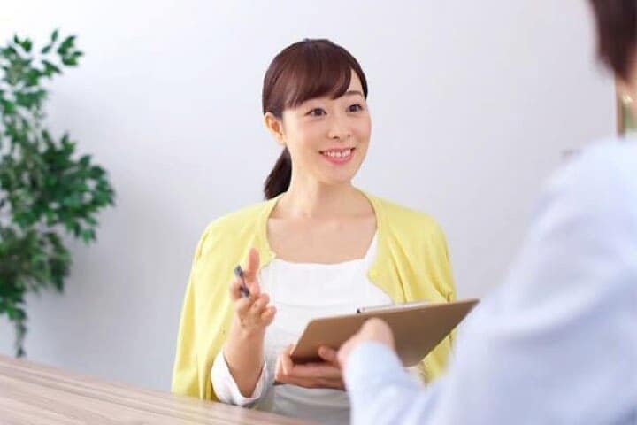 ホロスコープ作成のための質問をする女性