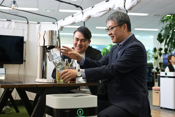 ソーダストリームのジャパンカントリーマネージャー出口昌克氏（右）とエアドッグジャパンの北村重光代表取締役。