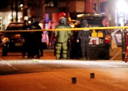 エクアドルのラソ大統領は、大統領選の候補で元議員のフェルナンド・ビジャビセンシオ氏が９日に銃で撃たれて死亡したと発表した。写真は、非常線が張られている殺害現場。２０２３年８月９日にキトで撮影。（２０２３年　ロイター／Karen Toro）