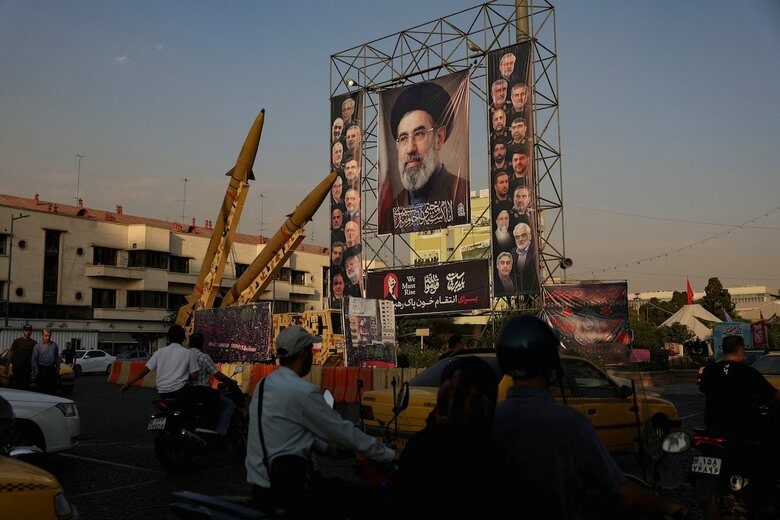 イランは負けつつある？（首都テヘランの路上、ミサイルと共に掲げられた最高指導者モジタバ・ハメネイの写真、9月27日）Majid Asgaripour/WANA (West Asia News Agency) via REUTERS