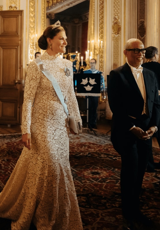 白いレースのロングドレスとティアラを身に着けて登場したスウェーデンのヴィクトリア皇太子 kungahuset instagram