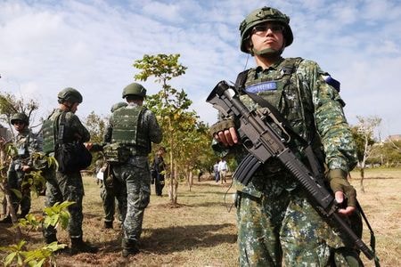 　８月２６日、台湾の行政院が発表した２０２２年の防衛予算は４７１７億台湾ドル（１６８億９０００万ドル）と小幅な増額にとどめた。演習を行う兵士ら、新竹市で昨年１０月撮影（２０２１年　ロイター／Ann Wang）