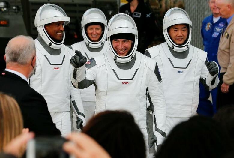 米国の実業家イーロン・マスク氏が率いる民間宇宙企業スペースXの新型宇宙船「クルードラゴン」が打ち上げに成功した。野口聡一さん（写真右端の宇宙服姿）ら日米の飛行士4人が乗り込んでおり、国際宇宙ステーション（ISS）に向かう。111月15日、フロリダ州のケネディ宇宙センターで撮影（2020年　ロイター/Joe Skipper）