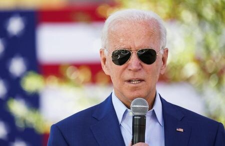 米ゴールドマン・サックスは２９日、１１月の米大統領選挙で民主党候補のバイデン前副大統領が勝利し、民主党が議会上下両院で過半数を獲得すれば、２０２４年にかけてＳ＆Ｐ総合５００種企業の収益が若干押し上げられる要因になるとの見方を示した。ノースカロライナ州シャーロットで２３日撮影（２０２０年　ロイター/KEVIN LAMARQUE）