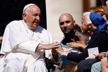 ６月７日、 ローマ教皇フランシスコ（写真）は同日午後、ローマのジェメリ病院で腹部の手術を受ける。バチカンで同日撮影（２０２３年　ロイター/Yara Nardi）