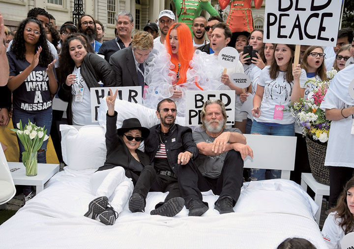 伝説のパフォーマンス「ベッド・イン」の再現イベント　Kevin Mazur/GETTY IMAGES FOR THE JOHN LENNON EDUCATIONAL TOUR BUS
