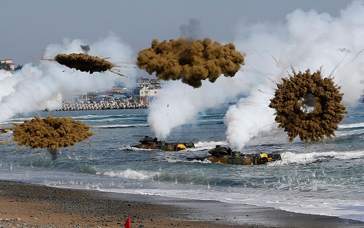 韓国・浦項の米韓合同演習で、上陸作戦の訓練を行う韓国海軍部隊（2014年2月）　Kim Hong-Ji-REUTERS