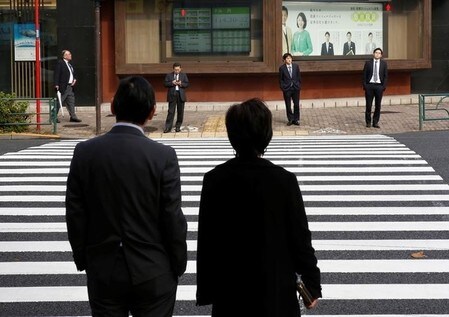 　８月２２日、寄り付きの東京株式市場で、日経平均株価は前日比２０円０２銭安の１万９３７３円１１銭となり５日小幅続落して始まった。売り一巡後はプラスに転じる場面もあり、前日の終値付近を方向感なく推移している。写真は都内の株価ボード、２０１６年１２月撮影（２０１７年　ロイター／Kim Kyung-Hoon）