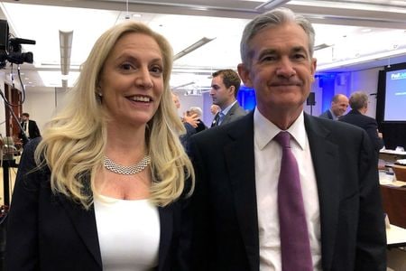 米連邦準備理事会（ＦＲＢ）のブレイナード理事（写真左）は５日、ＦＲＢ独自のデジタル通貨を発行するコストとメリットも含め、デジタル通貨の決済、規制や保護のあり方などを幅広く検討している、と述べた。写真右はパウエルＦＲＢ議長。２０１９年６月、イリノイ州シカゴで撮影（２０２０年　ロイターAnn Saphir）