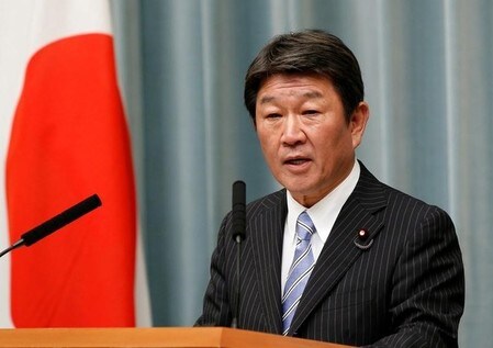 　８月４日、茂木敏充経済再生相（写真）は閣議後会見で、安倍晋三政権の経済政策アベノミクスの成果として「デフレではない状況を作り出せている」ものの、原油価格下落など「外部的要因が（人々の物価観である）予想物価上昇率を下押ししている」と指摘した。写真は都内で３日撮影（２０１７年　ロイター／Kim Kyung-Hoon）