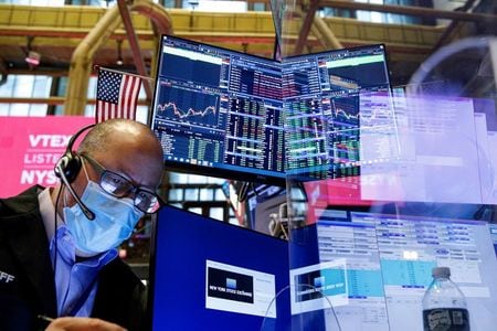 米国株式市場は４日続伸し、主要３株価指数が終値ベースの過去最高値を更新した（２０２１年　ロイター／Brendan McDermid）
