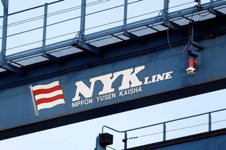 　１０月３１日、海運大手３社（日本郵船、商船三井、川崎汽船 ）が発表した２０２０年３月期上半期（４─９月）決算は、これまでお荷物状態だった共同で設立したコンテナ船事業の統合会社オーシャン・ネットワーク・エクスプレス（ＯＮＥ）の立ち直りで、収益が改善した。写真は日本郵船のロゴ。２００９年８月に都内の港で撮影（２０１９年　ロイター／）