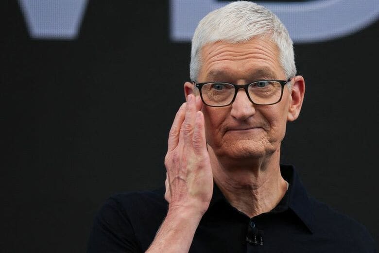 写真は米アップルのティム・クック最高経営責任者。6月8日、米カリフォルニア州クパチーノで撮影。REUTERS/Carlos Barria