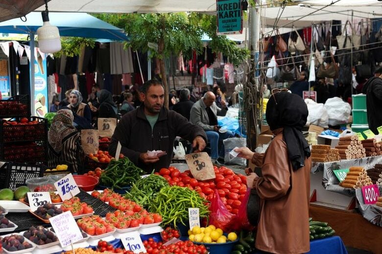 イスタンブールの青果市場で2025年10月撮影。 REUTERS/Dilara Senkaya