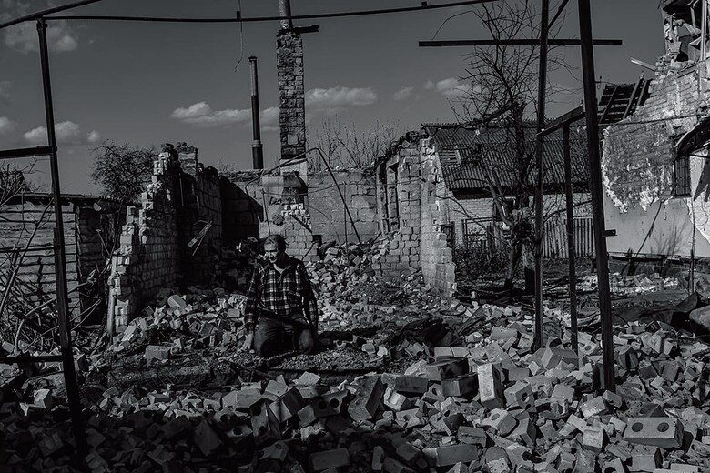 ウクライナ北部チェルニヒウで、瓦礫 に埋もれた家財道具を回収する隣人を 手伝う男性（56）。ロシア軍に39日間 包囲された同市では、700人が死亡し たという(バイロン・スミス撮影、4月 北東部ハルキウの仮設住宅に身を寄せ 28日。写真は全て2022年に撮影)