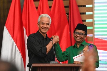 インドネシアで１９日、来年２月に実施される大統領選の立候補の届け出が始まり、本格的な選挙戦の幕が開けた。写真は候補のプラボウォ国防相（左）。（2023年 ロイター/ in this photo taken by Antara Foto. Antara Foto/M Risyal Hidayat/ via REUTERS）