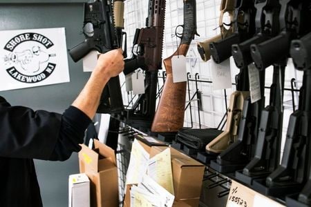 　４月７日、バイデン米大統領は８日に政権発足後初の銃規制策を発表する。ニュージャージー州の銃小売店、３月撮影（２０２１年　ロイター／Eduardo Munoz）