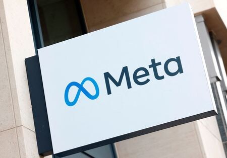 　１２月８日、米連邦取引委員会（ＦＴＣ）が米ＩＴ大手メタ・プラットフォームズによる米仮想現実（ＶＲ）アプリ開発企業買収の差し止めを求めカリフォルニア州連邦地裁で起こした訴訟で、口頭弁論が始まった。写真はメタのロゴ。ブリュッセルで６日撮影（２０２２年　ロイター／Yves Herman）