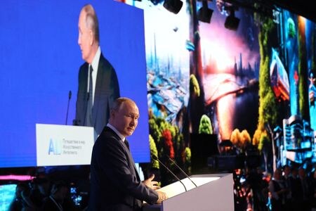 ロシアのプーチン大統領は２４日、西側諸国が人工知能（ＡＩ）の分野で独占的に発展することを容認するべきではないとし、ロシアはＡＩ開発に向けた野心的な戦略を近く承認すると述べた。写真は１１月２４日、モスクワで開かれたＡＩ会議に出席するロシアのプーチン大統領（２０２３年　ロイター／Sputnik/Mikhail Klimentyev/Kremlin via REUTERS）