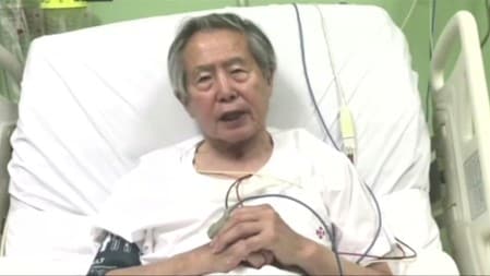 　１２月２６日、在任中の汚職と人権侵害事件で禁錮２５年の刑に服し、ペルーのクチンスキ大統領から恩赦を与えられたフジモリ元大統領（写真）は、フェイスブック上にビデオメッセージを投稿し、在任中に至らなかった点について国民に対して「心の底から」許しを求めた。写真はフェイスブックの投稿から（２０１７年　ロイター/Fujimori Handout/Reuters TV via REUTERS）