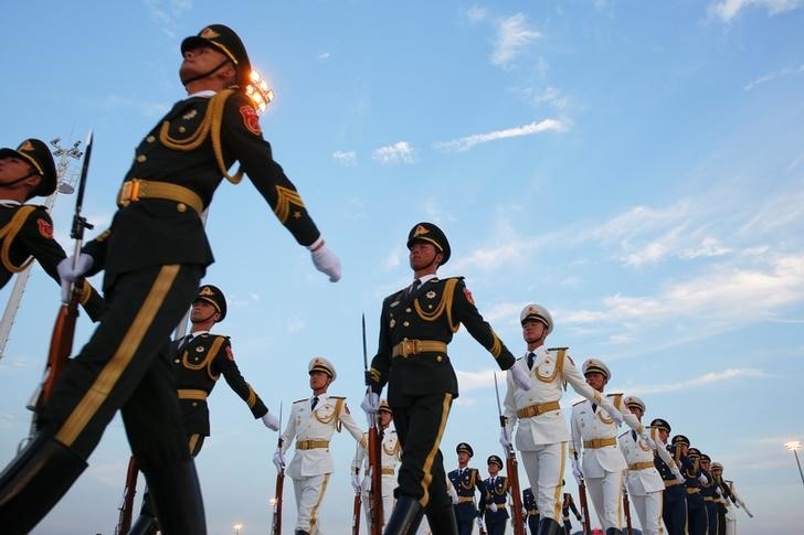 １０月１３日、中国国防省は、同省前で１１日に発生した数千人規模の退役軍人によるデモを受け、退役軍人が抱える問題に対応する用意があると表明した。写真は杭州Ｇ２０サミットに出席する各国首脳の到着を歓迎し、杭州国際空港でパレードする中国軍。９月撮影（２０１６年　ロイター／Damir Sagolj）