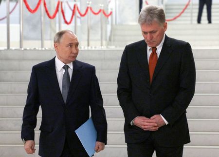 ロシア大統領府のペスコフ報道官（写真右）は２３日、ウクライナを巡る和平交渉に関与する国々が隔たりを縮める必要があり、「多くの細部」を調整しない限り合意は成立しないと述べた。昨年１２月の代表撮影（２０２５年　ロイター/Sputnik）