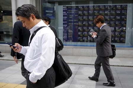 　５月１日、前場の東京株式市場で、日経平均株価は前営業日比７８円２５銭高の１万９２７４円９９銭となり反発した。写真は都内にある証券会社の株価ボード。２０１５年１０月撮影（２０１７年　ロイター／Toru Hanai）