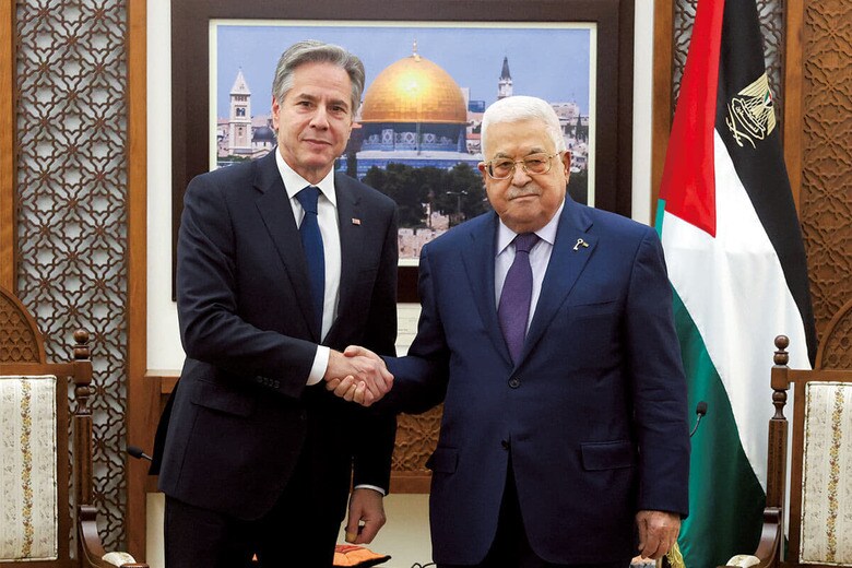 パレスチナ自治政府のアッバス議長（右）を電撃訪問したブリンケン米国務長官（11月5日、ヨルダン川西岸のラマラで）　PALESTINIAN PRESIDENCYｰHANDOUTｰANADOLU AGENCY/GETTY IMAGES