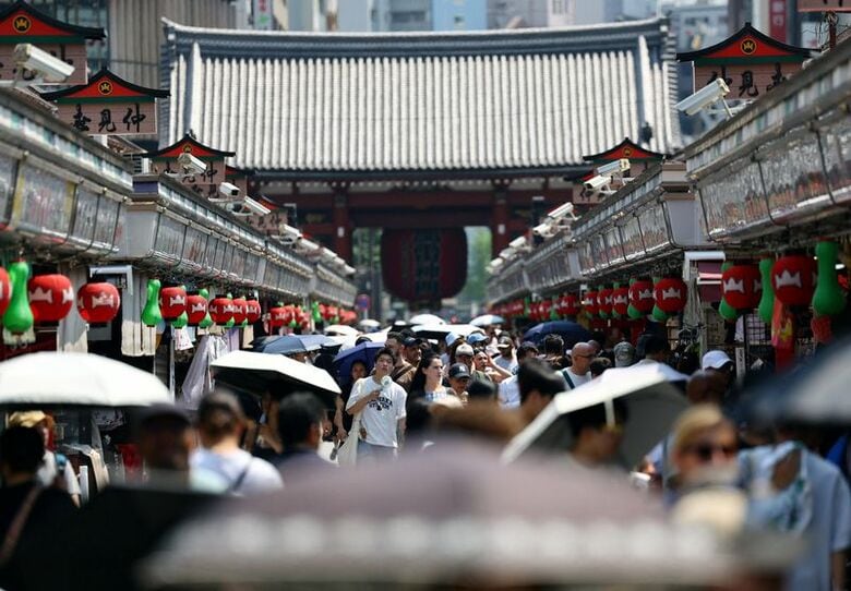 観光客でにぎわう浅草の仲見世通り。７月撮影。 REUTERS/Issei Kato