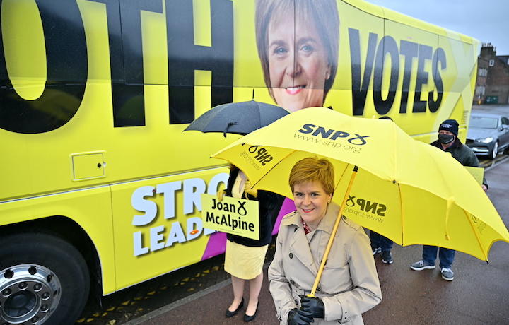 選挙キャンペーン中のニコラ・スタージョン党首（5月3日）　Jeff J Mitchell/REUTERS