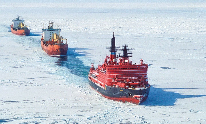 砕氷船の先導で北極海を行く船。最新は先導なしの単独航行も可能に　SOVFOTO-UG/GETTY IMAGES
