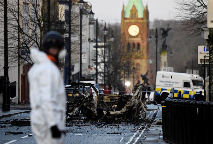 1月19日、北アイルランドで起きた自動車爆弾によるとみられる爆発。対英テロを行ってきたアイルランド共和軍（IRA）の犯行とみられている　Clodagh Kilcoyne-REUTERS