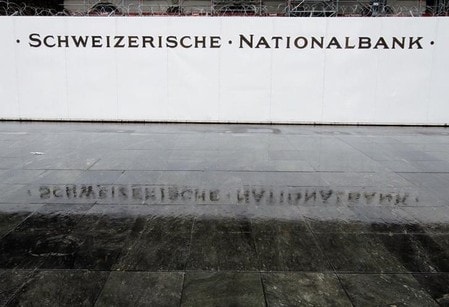 　１２月１４日、スイス国立銀行（中央銀行）は、超緩和的金融政策を維持すると発表し、「大幅に過大評価されている」スイスフランの上昇を抑制するためマイナス金利を継続する意向を示した。写真はロゴ、ベルンで昨年４月撮影（２０１７年　ロイター/Ruben Sprich）