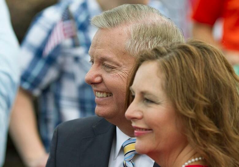 故リンゼー・グラム上院議員と妹のダーリーン・グラム氏。米サウスカロライナ州で２０１５年６月撮影。REUTERS/Christopher Aluka Berry