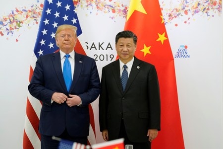 トランプ米大統領(左）は１日、中国との通商部分合意について、アイオワ州で署名する可能性を示した。（２０１９年ロイター/Kevin Lamarque）