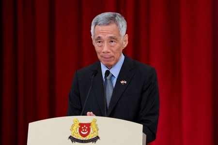 シンガポールのリー・シェンロン首相は８日、中国人民解放軍が台湾周辺で演習を実施して米中間の緊張が高まっているのに関し、両国間で疑念が深まって関与が限定的になる中で直ちに緊張が緩む可能性は低いとし、誤算の事態が起こる可能性に警告を発した。（２０２２年　ロイター／Evelyn Hockstein）