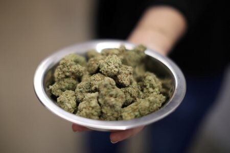 ５月１６日、米司法省は、大麻に関する規制緩和案を発表した。写真は２０１８年１月、米カリフォルニア州ウェストハリウッドで撮影された販売用の大麻（２０２４年　ロイター／Lucy Nicholson）