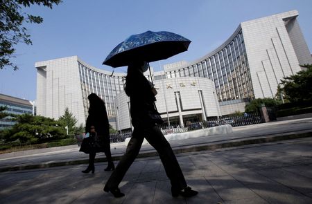 　中国人民銀行（中央銀行）の易綱総裁１６日、中国はインドネシアをはじめとするアジア諸国と共に貿易や投資での自国通貨利用を推進する方針を示した。２０カ国・地域（Ｇ２０）関連会合で述べた。北京の人民銀行前で２０１８年９月撮影（２０２２年　ロイター／Jason Lee）
