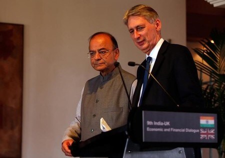 　４月４日、英国のハモンド財務相（写真右）とインドのジャイトリー財務相（左）は、英国の欧州連合（ＥＵ）離脱に備え会談し、新たな貿易関係を発展させる考えを表明した。写真は共同会見に臨む両財務相。ニューデリーで撮影（２０１７年　ロイター／Altaf Hussain）