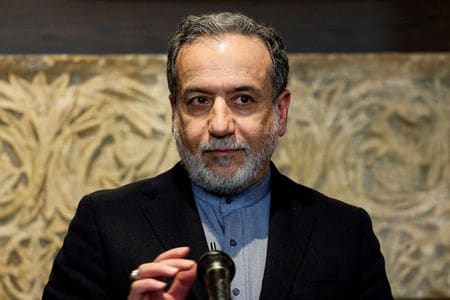 ４月１４日、 イランのアラグチ外相（写真）は今週ロシアを訪問し、イランと米国がオマーンで行った核開発を巡る協議についてロシアと意見交換する。ベイルートで２０２４年１０月撮影（２０２５年　ロイター/Mohamed Azakir）