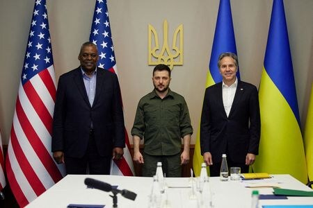 　米国のブリンケン国務長官（写真右）とオースティン国防長官（同左）は２４日、ウクライナの首都キーウ（キエフ）を訪問し、ゼレンスキー大統領（同中央）と会談した。ウクライナ大統領府提供（２０２２年　ロイター）