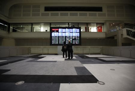 　１０月３日、午前の東京株式市場で日経平均は、前営業日比３９３円９６銭安の３万１３６５円９２銭と、続落した。写真は都内にある東京証券取引所で２０１６年２月撮影（２０２３年　ロイター／Issei Kato）